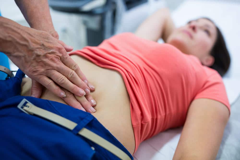 mujer recibiendo ultrasonido abdomen