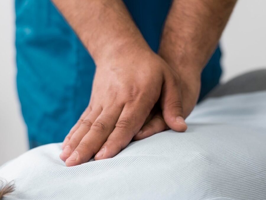 manos del fisio dando un masaje