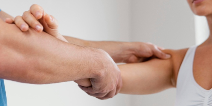 fisio aplicando fisioterapia reumatologica