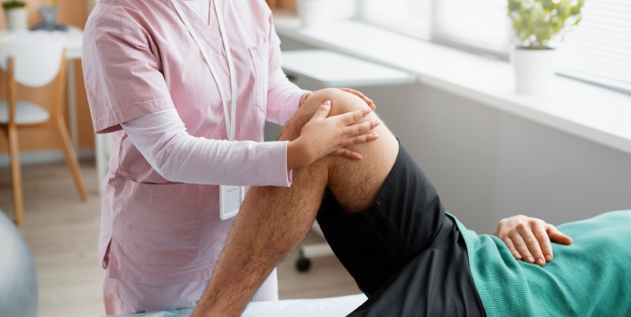 fisioterapeuta aplicando fisioterapia traumatologica