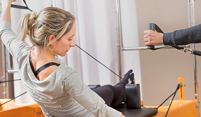 mujer haciendo ejercicios de pilates