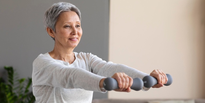 mujer realizando fisioterapia geriatrica