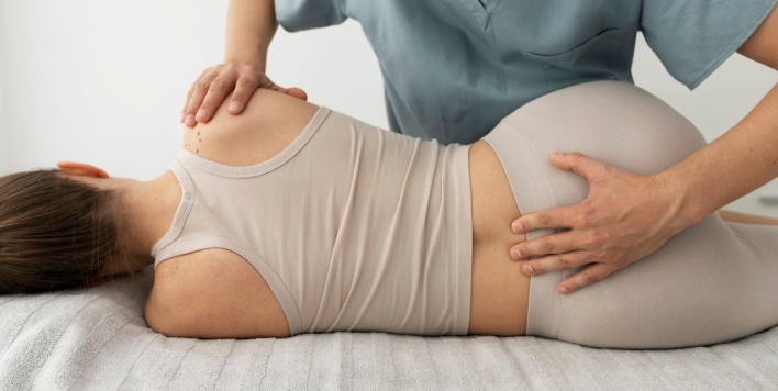 osteopata dando masaje a paciente