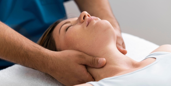 osteopata dando masaje en el cuello