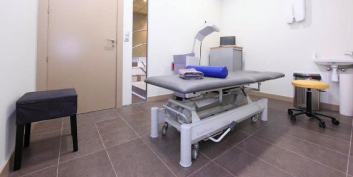 sala de fisioterapia con camilla