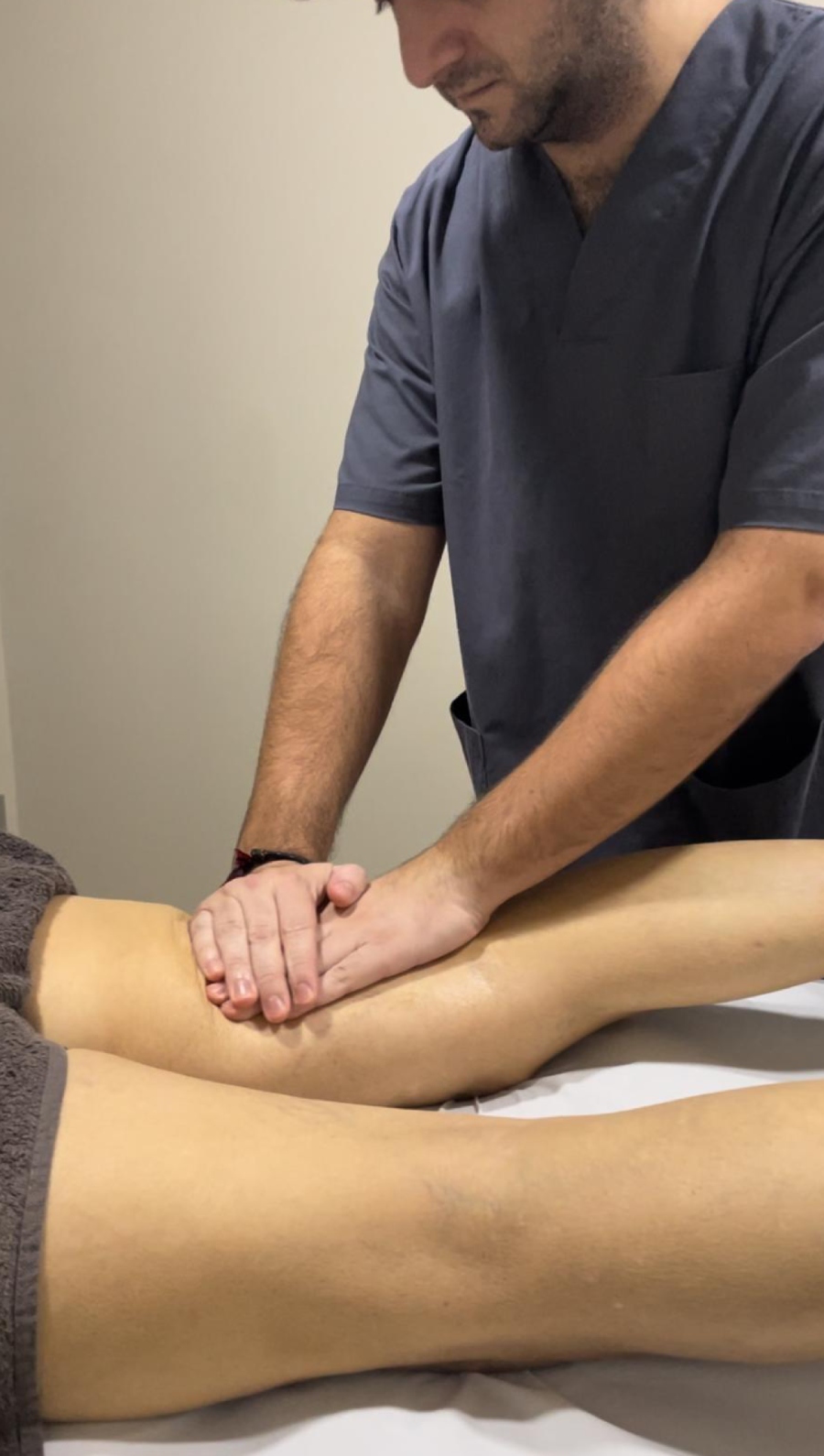 fisio dando masaje circulatorio
